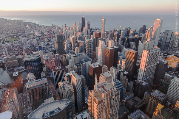 Silhouette d’un vélo au lever du soleil près de l’eau